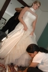 O vestido de noiva � colocado com o aux�lio de costureiras especializadas no Dia da Noiva do JJ Cabeleireiros