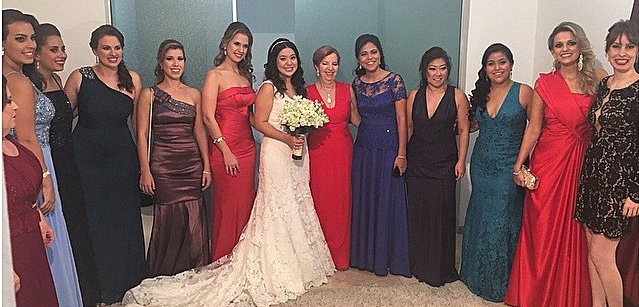 Noiva Caroline Baito e suas madrinhas