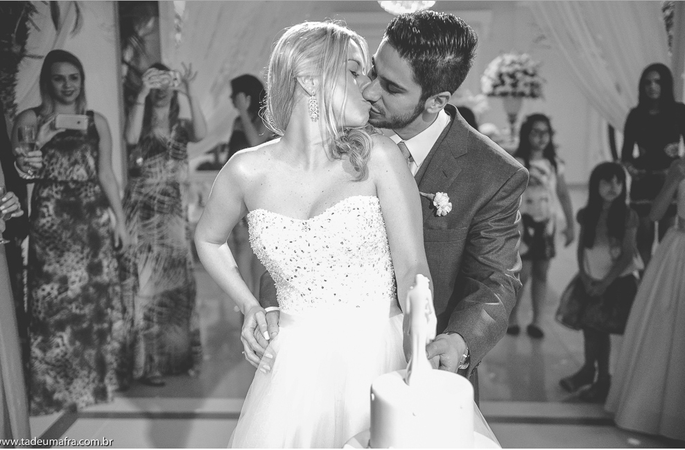Noivos Fernanda e Tiago - Dia do Beijo