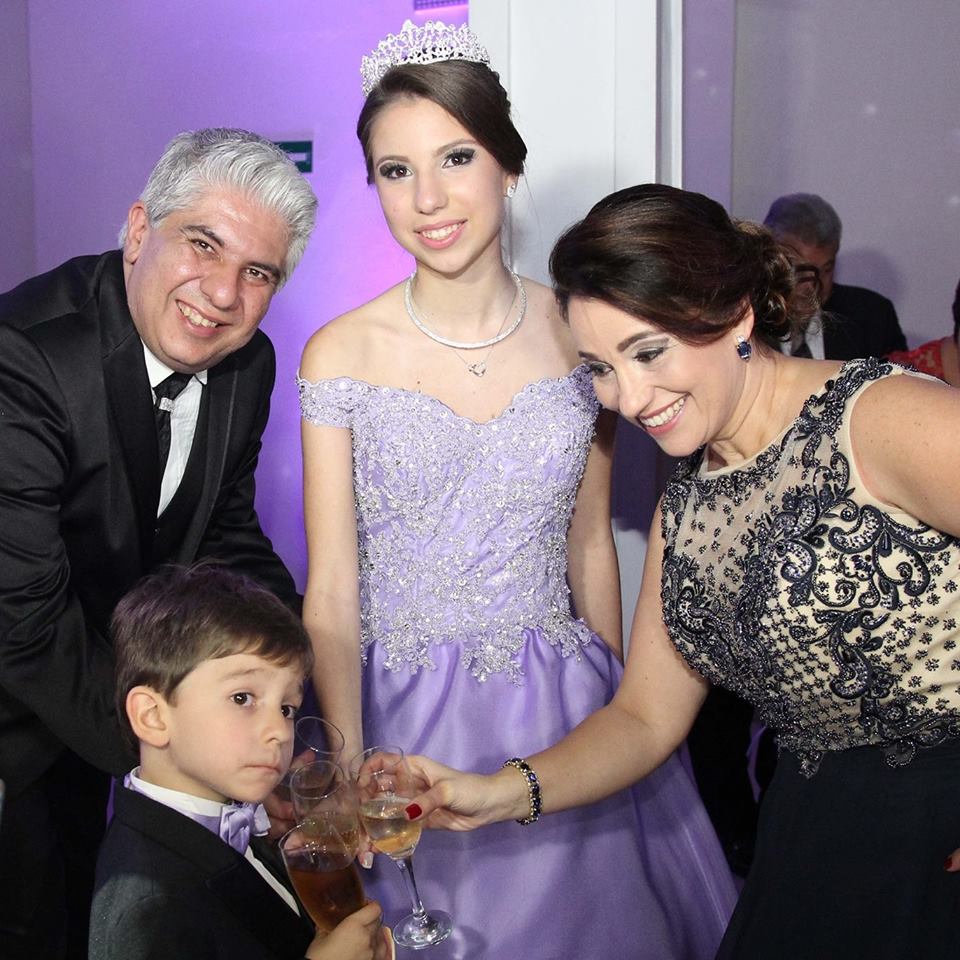 Debutante e Família: Emanuelle Bruschi Gama Silveira no JJ Cabeleireiros