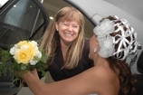 A noiva entra no carro, com o aux�lio de profissionais para n�o amassar o vestido nem estragar o penteado no Dia da Noiva do JJ Cabeleireiros