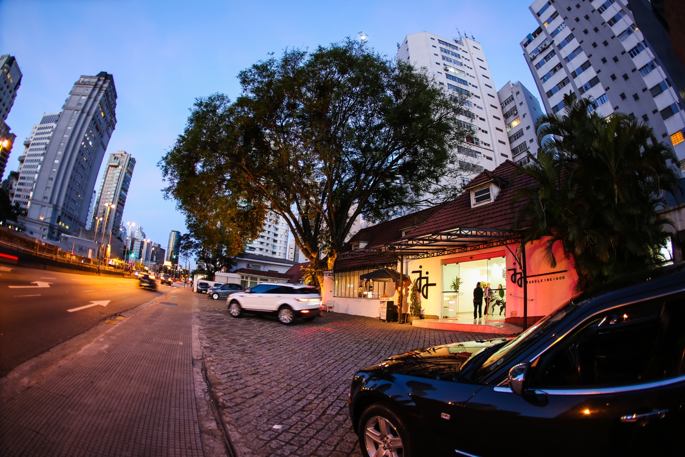 jj cabeleireios sob as lentes dos fotografos