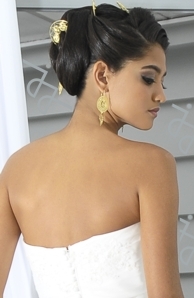 Penteado preso estilo oriental com acessrios, olhos bem destacados, boca com sexy lips e gloss e pele com brilho dourado