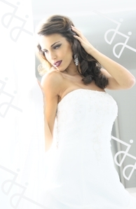 Penteado solto estruturado natural maquiagem forte ousada