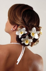 Penteado preso com flores naturais, maquiagem leve para casar de dia