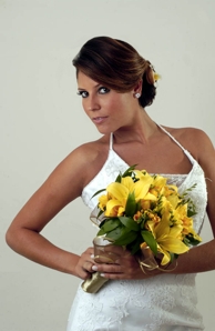 Penteado preso com flores naturais, maquiagem leve para casar de dia