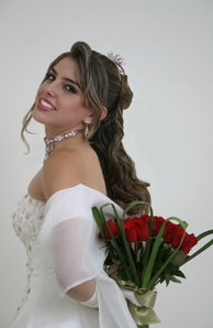 Cabelo despojado e maquiagem sensual com olhos marcantes