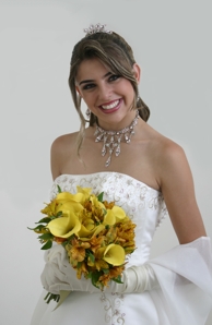 Cabelo despojado e maquiagem sensual com olhos marcantes