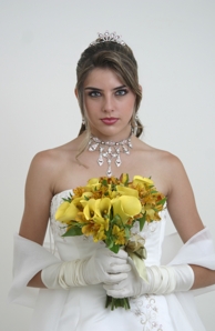 Cabelo despojado e maquiagem sensual com olhos marcantes