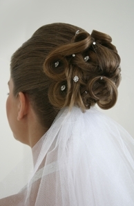 Cabelo preso estilo anos 60 e maquiagem clássica em tons de terra