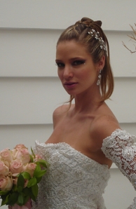 Penteado Moderno e Maquiagem em Tons de Sulferino